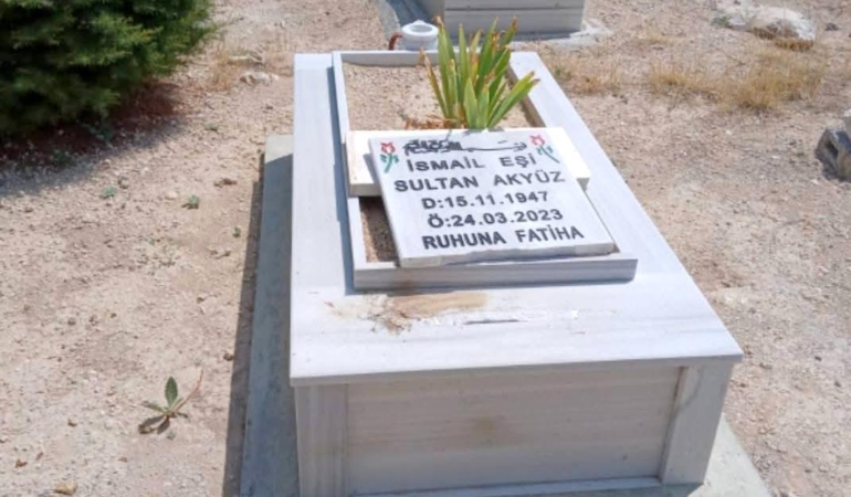 Mezar taşlarına zarar verdiler