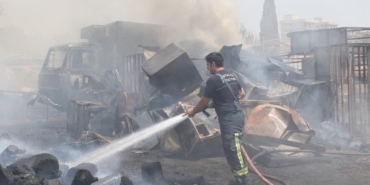 Sera atıklarının olduğu arazideki yangında 2 kamyonet yandı