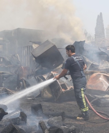 Sera atıklarının olduğu arazideki yangında 2 kamyonet yandı