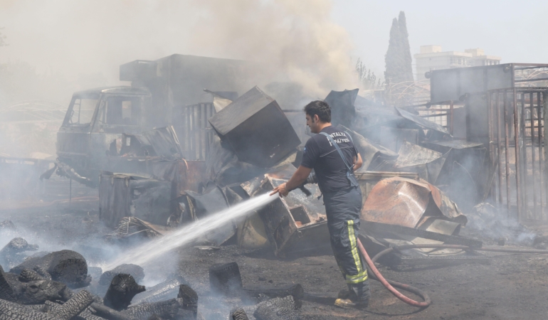Sera atıklarının olduğu arazideki yangında 2 kamyonet yandı
