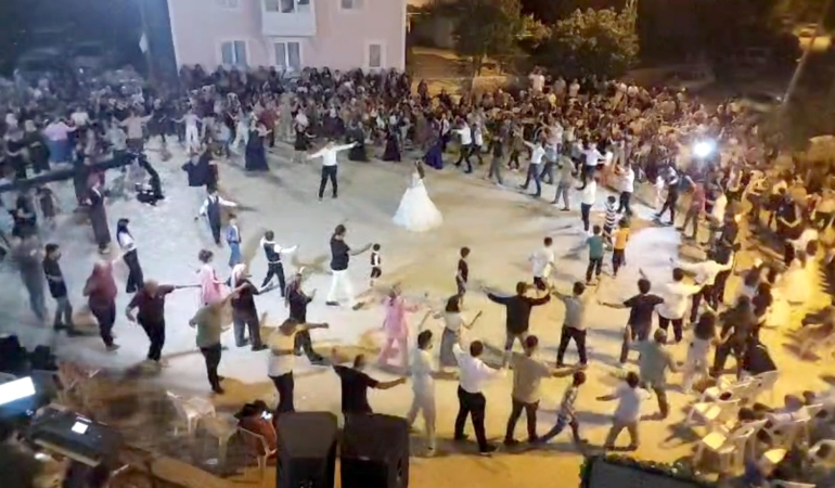 Davetlilerin Teke yöresi oyunları hayran bıraktı