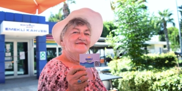 Konyaaltı’nda emekli kart dağıtımı başladı