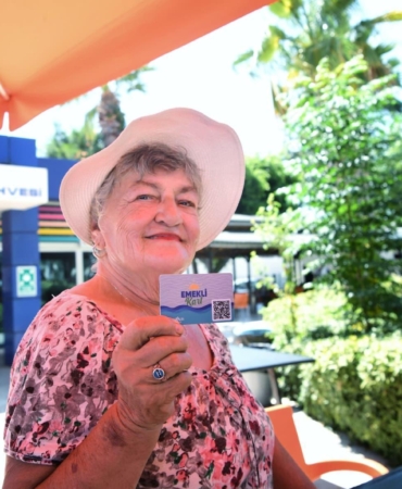 Konyaaltı’nda emekli kart dağıtımı başladı