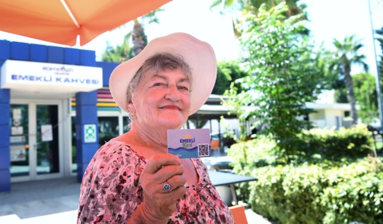 Konyaaltı’nda emekli kart dağıtımı başladı