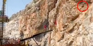 3 gündür kayalıkta mahsur olan keçiyi tekneciler kurtardı