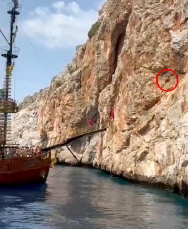 3 gündür kayalıkta mahsur olan keçiyi tekneciler kurtardı