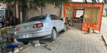 Otomobil, kahvehaneye girdi: 1 ölü, 2 yaralı