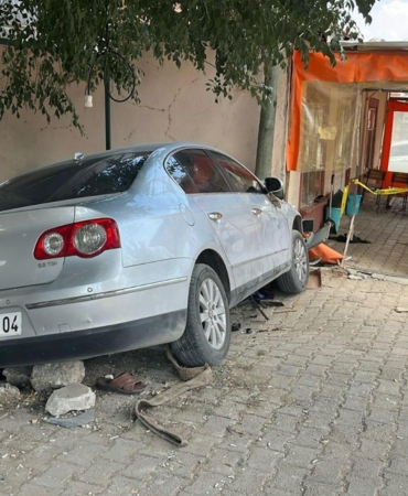Otomobil, kahvehaneye girdi: 1 ölü, 2 yaralı