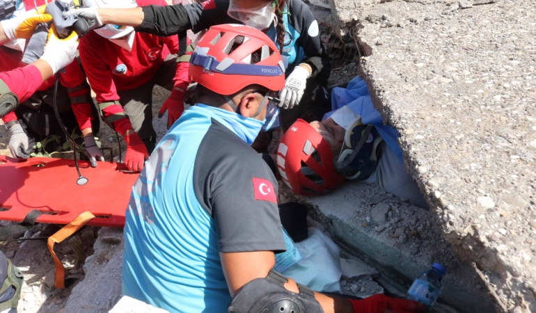 Antalya’da deprem tatbikatı gerçeğini aratmadı