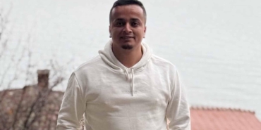 Otomobille çarpışan motosikletli ağır yaralandı