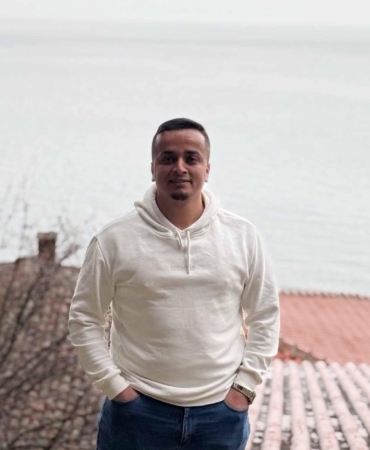 Otomobille çarpışan motosikletli ağır yaralandı