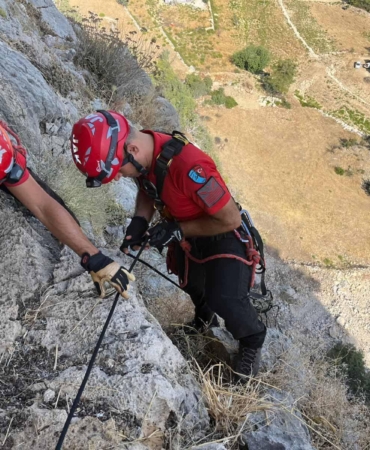 Dağda mahsur kalan keçiyi jandarma kurtardı