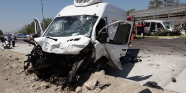 Minibüs ile hafif ticari araç çarpıştı; kayınpeder ile gelin öldü, 4 yaralı