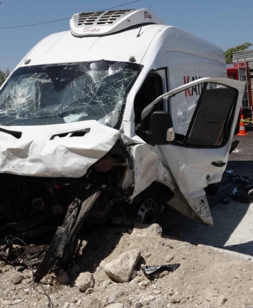 Minibüs ile hafif ticari araç çarpıştı; kayınpeder ile gelin öldü, 4 yaralı