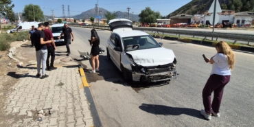 Otomobilin bariyere çarptığı kaza kamerada