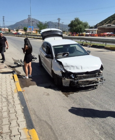 Otomobilin bariyere çarptığı kaza kamerada
