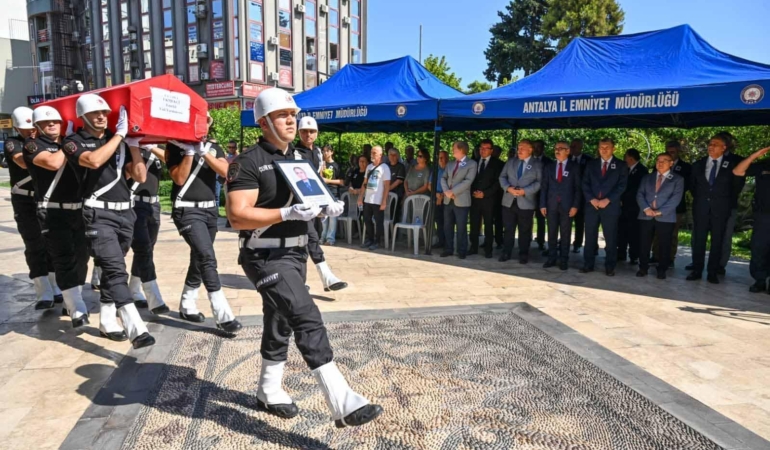 Emekli Vali Yardımcısı Cevdet Ekmekçi, son yolculuğuna uğurlandı