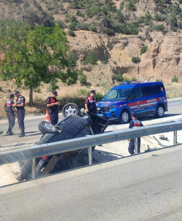 Otomobil refüje düştü: 4 yaralı