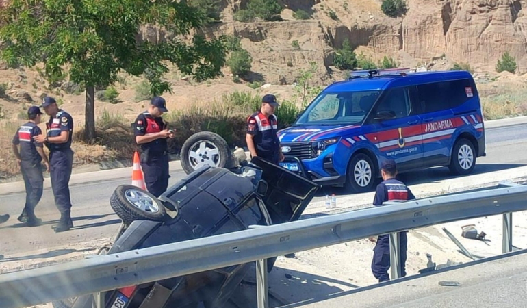 Otomobil refüje düştü: 4 yaralı