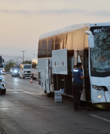 Otobüs midibüse çarptı: 5 yaralı