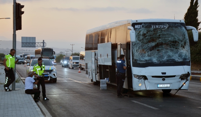 Otobüs midibüse çarptı: 5 yaralı