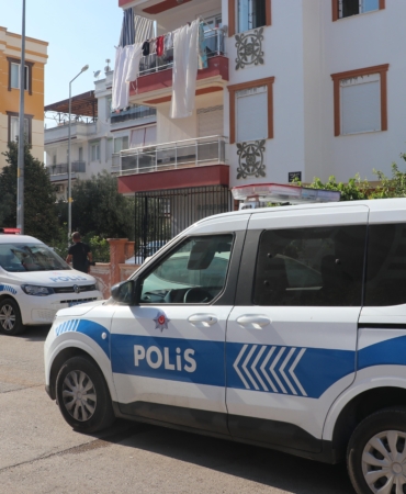 Cezaevinden çıktı, bıçakla eski sevgilisinin evini bastı: 2 yaralı