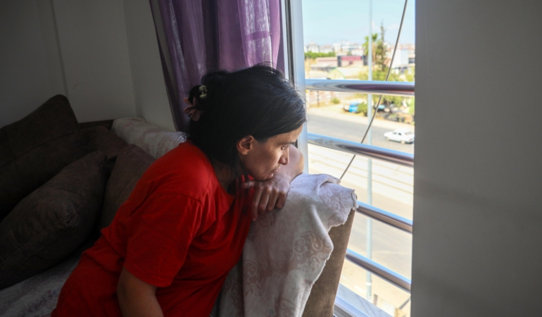 Yürüyebilmek için destek bekleyen Leyla’nın sokağı izlediği pencere, dünyası oldu
