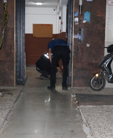 Evinin önünde silahlı saldırıya uğradı