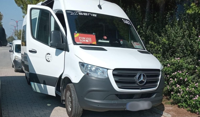 Tur minibüsü şoförü aracında ölü bulundu