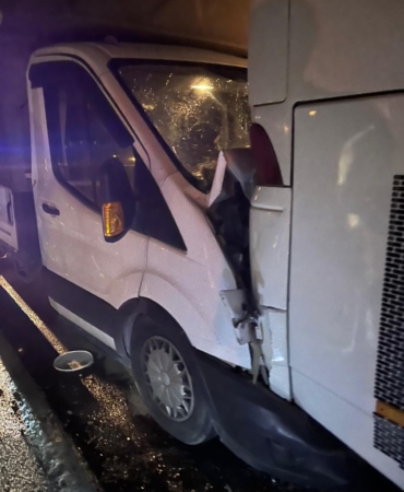 Kamyonet yolcu otobüsüne arkadan çarptı: 7 yaralı