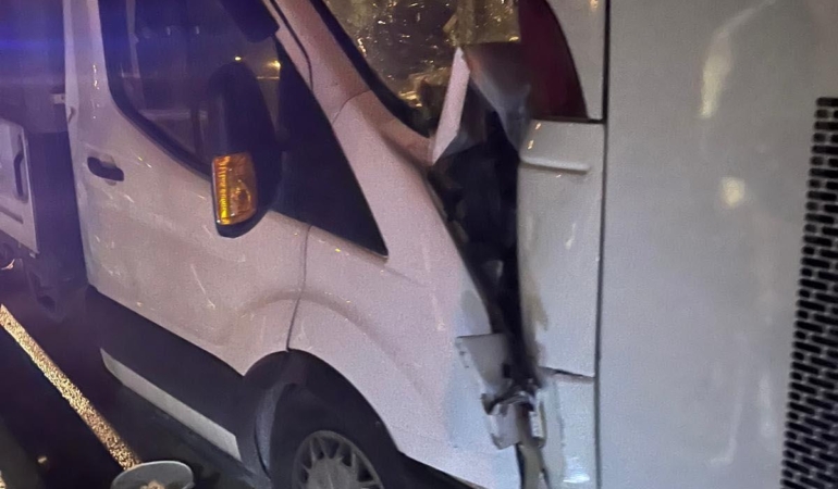 Kamyonet yolcu otobüsüne arkadan çarptı: 7 yaralı