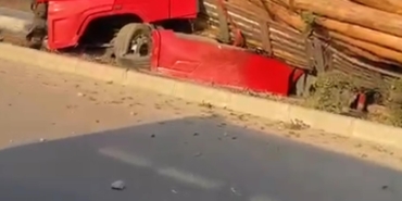 Trafikte şoförünün kontrolsüz ilerlediği tomruk yüklü TIR, refüje devrildi