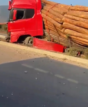 Trafikte şoförünün kontrolsüz ilerlediği tomruk yüklü TIR, refüje devrildi