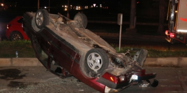 Trafik ışığı direğine çarpan otomobil takla attı