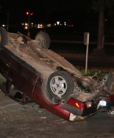 Trafik ışığı direğine çarpan otomobil takla attı