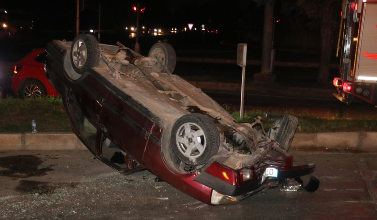 Trafik ışığı direğine çarpan otomobil takla attı