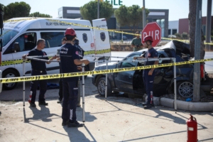 Ağaca çarpan otomobilde sıkışan sürücü yaşamını yitirdi