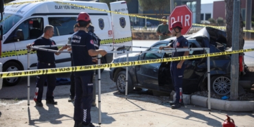 Ağaca çarpan otomobilde sıkışan sürücü yaşamını yitirdi