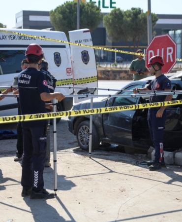 Ağaca çarpan otomobilde sıkışan sürücü yaşamını yitirdi