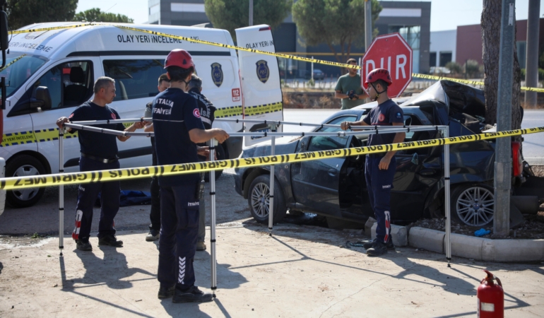 Ağaca çarpan otomobilde sıkışan sürücü yaşamını yitirdi