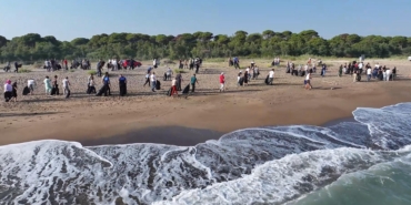 Çöplüğe dönen sahil temizlendi