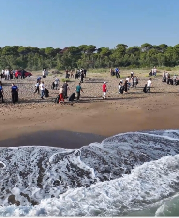Çöplüğe dönen sahil temizlendi