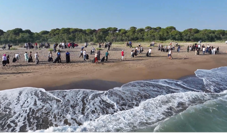 Çöplüğe dönen sahil temizlendi