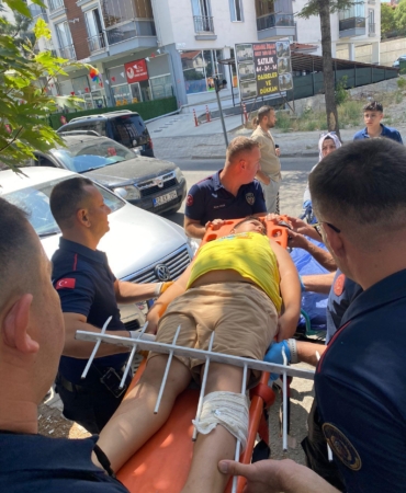 Bacağına demir korkuluk saplanan çocuk hastanelik oldu