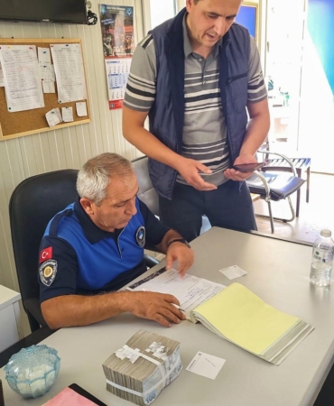 Yolda bulunan 100 bin lira sahibine teslim edildi