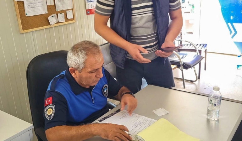 Yolda bulunan 100 bin lira sahibine teslim edildi