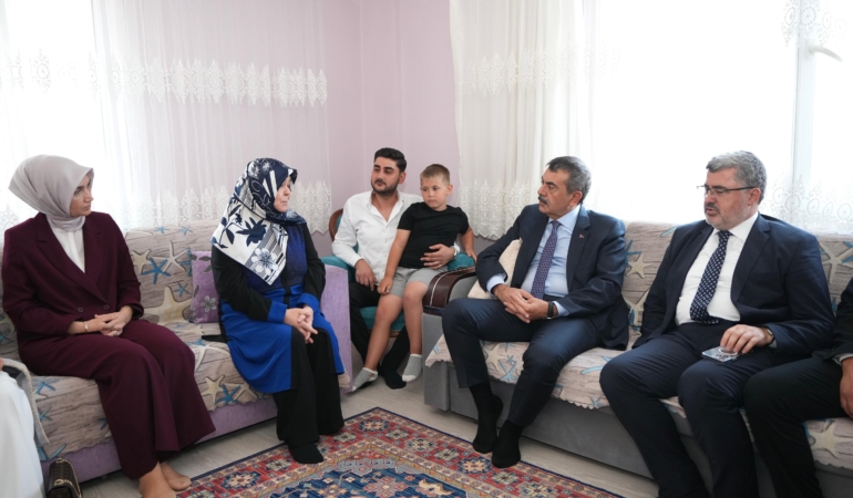 Bakan Tekin: ‘Terörsüz Türkiye’ hedefini anlatmak için sahadayız (3)