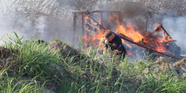 Elektrik tellerinden sıçrayan kıvılcım yangına yol açtı