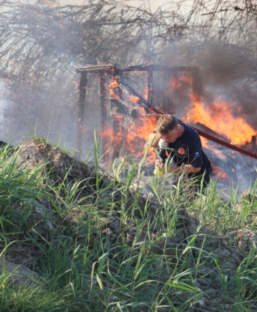Elektrik tellerinden sıçrayan kıvılcım yangına yol açtı