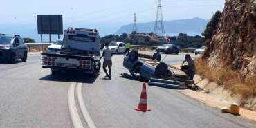 Otomobil kayalıklara çarptı: 2 yaralı